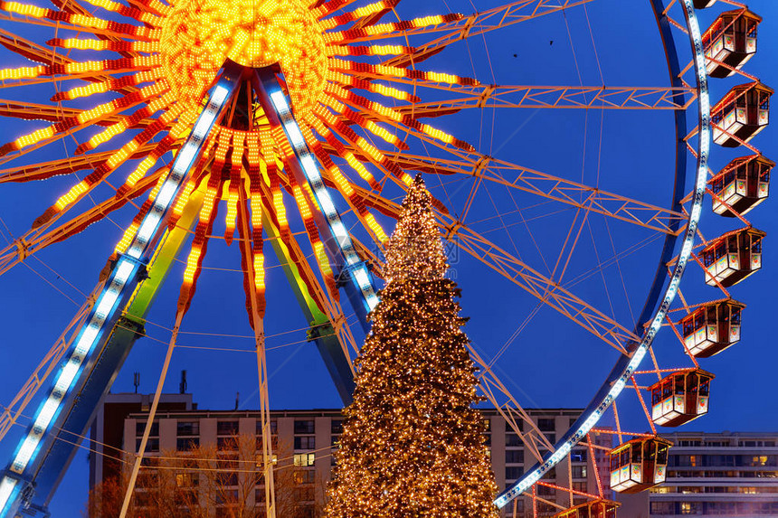 FerrisWhell和圣诞树在德国冬季柏林市政厅图片