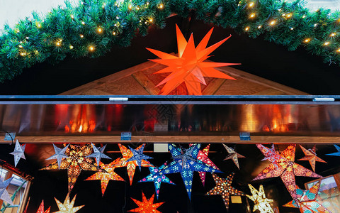 Opernpalais的圣诞市场明星装饰图片