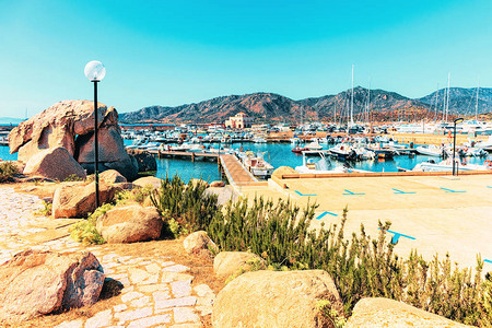 夏季在意大利萨丁尼亚岛的比亚西米乌斯美丽的玛丽娜和地中海蓝水湾Sardinia岛背景图片