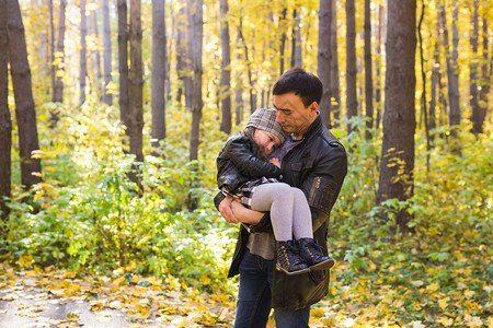 家庭秋天人概念父女走在秋天的公园爸图片