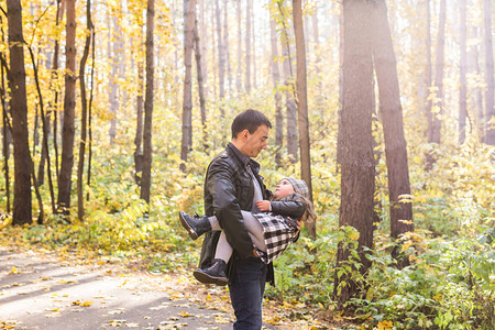父亲将女儿关在秋天公园里其父子图片