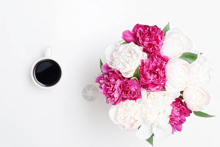 白桌背景上有咖啡杯白花和粉红小马花的工作场所平图片