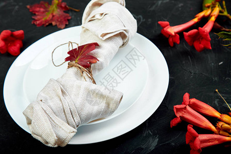 在深色背景下庆祝感恩节的秋季餐桌布置秋季餐桌布置图片