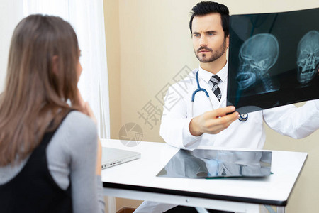 男医生在医疗办公室向女患者解释X射线医疗保健zmedical图片