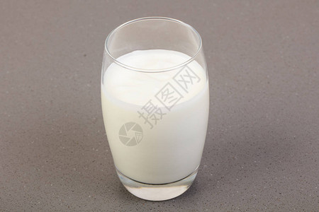 玻璃杯中的膳食酸奶图片