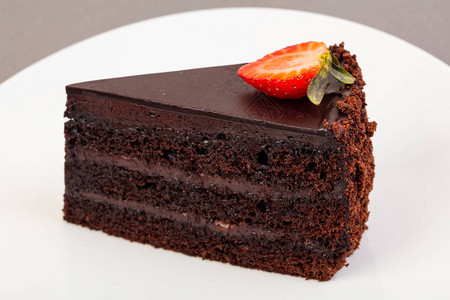 甜巧克力蛋糕配草莓图片