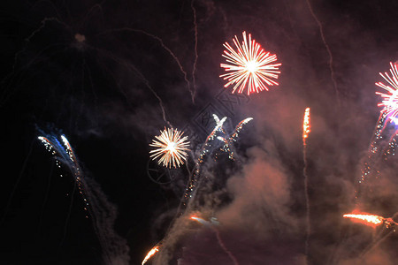 火场夜幕背景烟火圣诞节和新年的节日图片