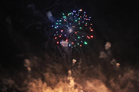 新年和圣诞节日期间夜空中闪亮的多色双筒灯图片