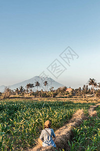 日落时在印度尼西亚巴厘岛的阿贡火山背景上图片