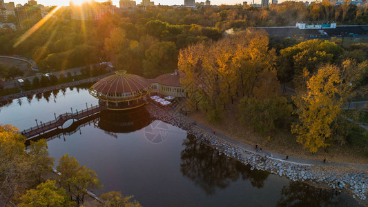 城市中心的哈巴罗夫斯克公园城市池塘秋天由无人驾驶飞机从顶图片