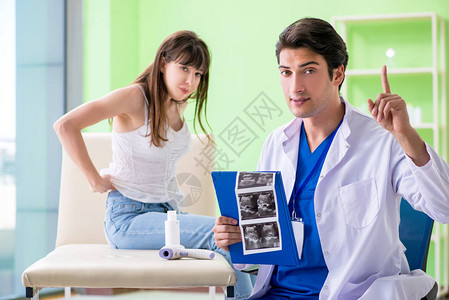 孕妇到放射科做超声波检查图片