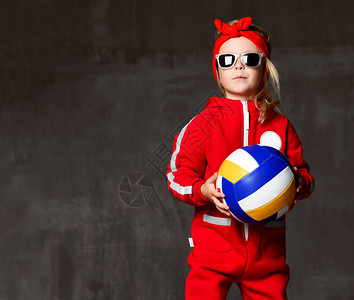 骑排球的女孩抱着红装踢球图片