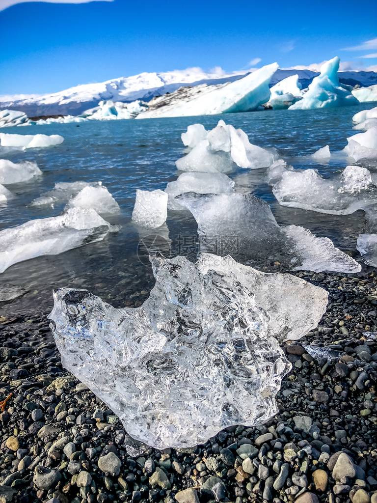 由于全球变暖冰川山的冰山漂浮在冰岛的图片
