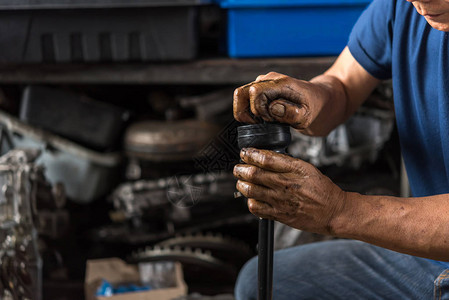 汽车修理工或维修人员拆卸和检查汽车合金铬轮图片