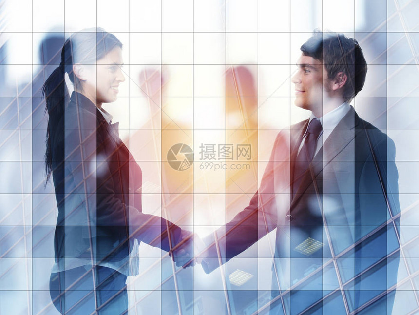 在现代办公室与两个商人握手伙伴关系和团队合作的概念双图片