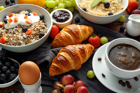 健康早餐包括咖啡橙汁羊角面包鸡蛋麦片图片