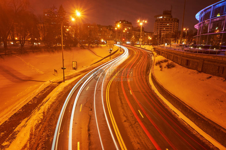 夜晚的冬季公路灯火通明图片