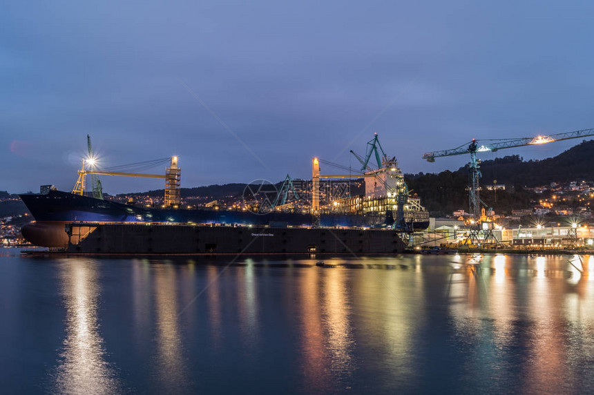 海军工业Vigo的ETEA港口夜间中弹图片