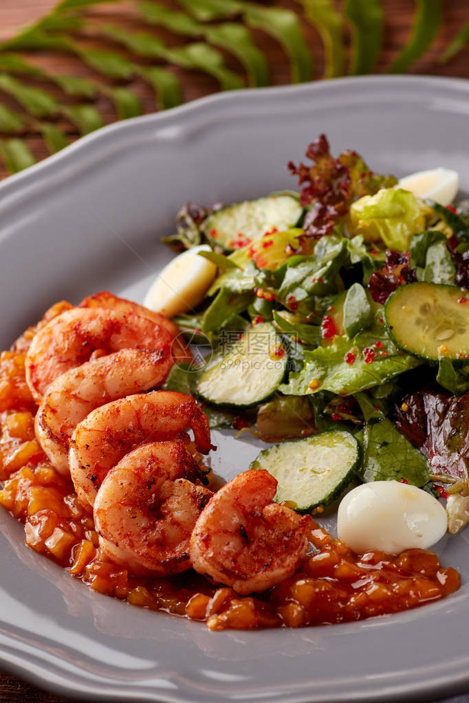 甜酱烤虾和健康蔬菜沙拉图片