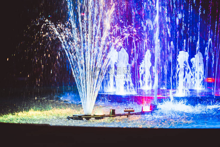 夜晚的彩色喷泉图片