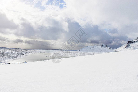 雪盖山顶在Langjokull冰川的山顶在黄金圆形的I图片