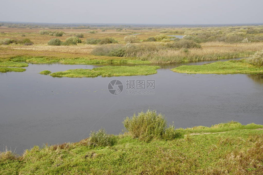 秋天风景洪水和贝雷兹纳河10月的日落图片