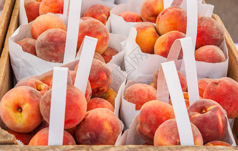 在当地农贸市场出售的桃袋图片