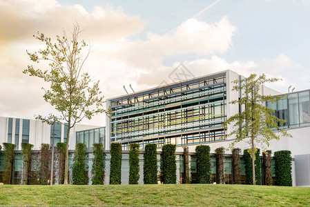 大型现代办公楼外观前景是观花园图片