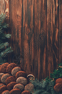 圣诞概念木制桌上的烤饼干和小图片
