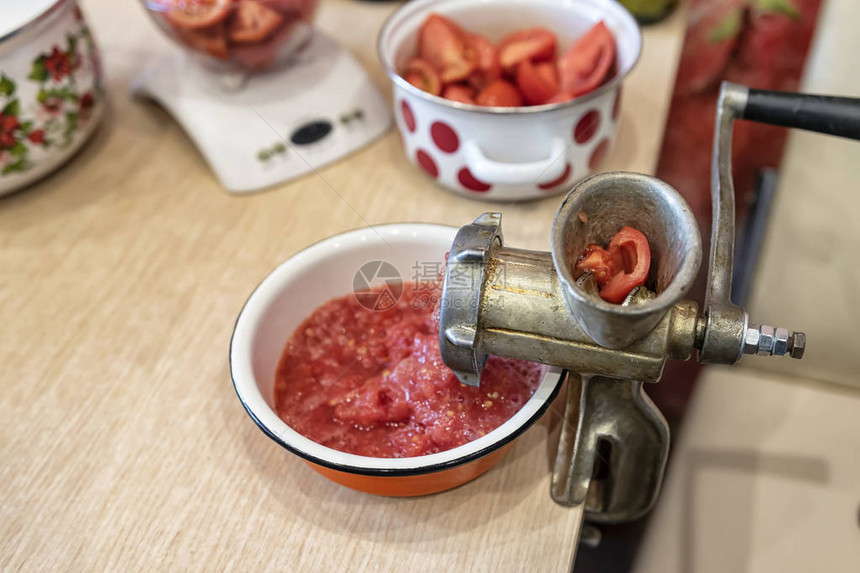 用老手研磨机把西红柿切成番茄纯度在家中图片