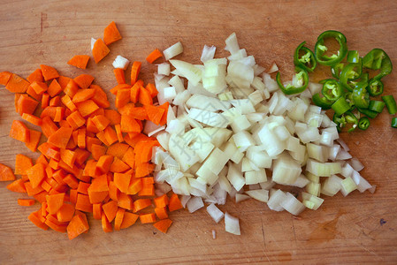 切胡萝卜洋葱和辣椒新鲜蔬图片