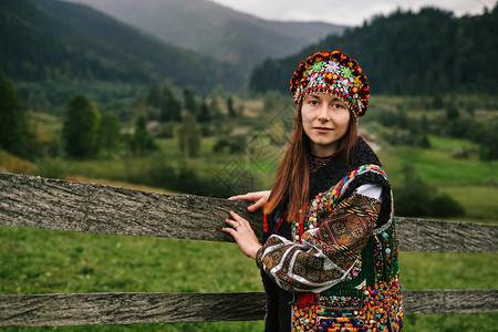 身着喀尔巴阡山乌克兰服装的民族和传统背景的美丽的高加索妇女图片