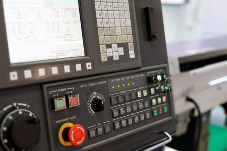 现代CNC机械中心的控制面板图片