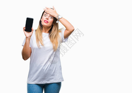 年轻漂亮的女人在孤立的背景下显示智能手机的空白屏幕图片