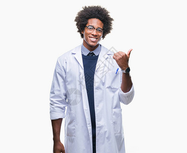 非洲裔美国医生科学家男子在与世隔绝的背景下微笑着图片