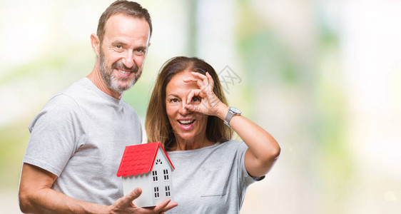 中年的黑皮人零食情侣在孤立的背景下购买新房子图片