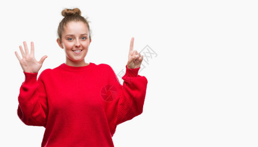 身穿包皮和红毛衣的金发年轻女人带着6号手指举起手来满怀自信图片
