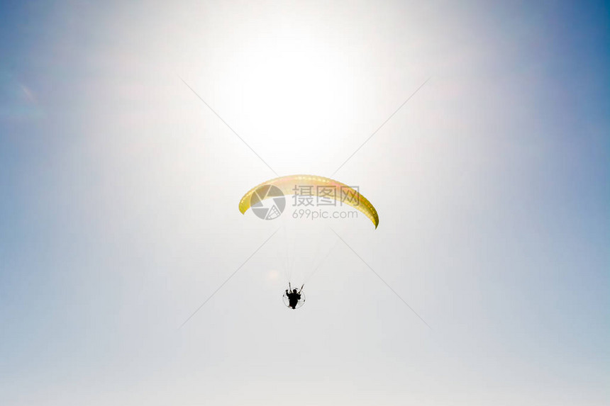 滑翔伞在蓝色天空上与抛图片
