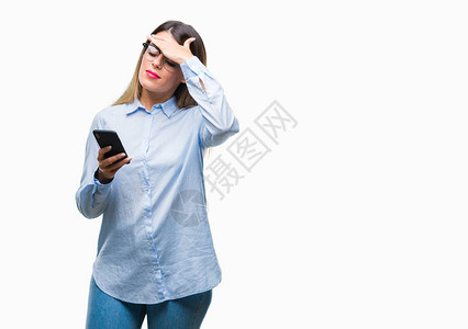 年轻漂亮的女商人在孤立的背景下使用智能手机发短信图片