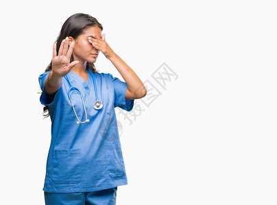 年轻的阿拉伯医生外科医生女人在孤立的背景下用手捂住眼睛图片
