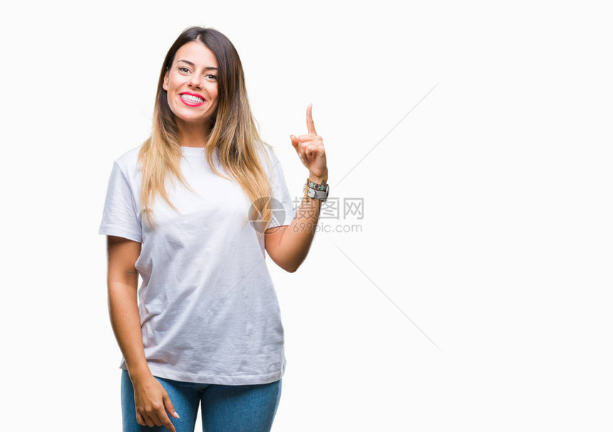 年轻美女穿着孤立背景的白色短袖圆领汗衫图片