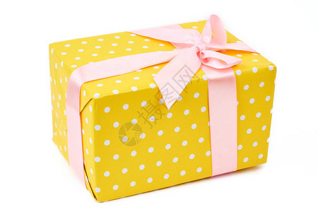 黄色圆点礼物盒带有温柔的粉色弓白图片