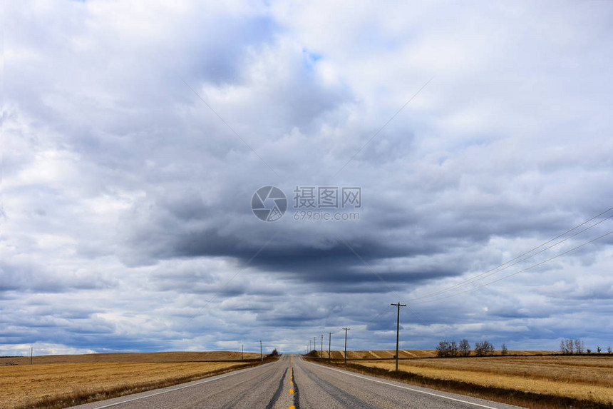 阴天时空无一人的单车道高速公路的图像图片