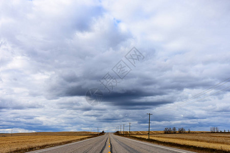 阴天时空无一人的单车道高速公路的图像背景图片