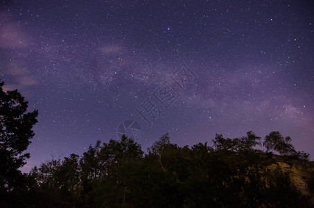 夜晚的星空和自然景观图片