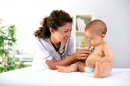 医生用听诊器检查她的婴儿病人图片