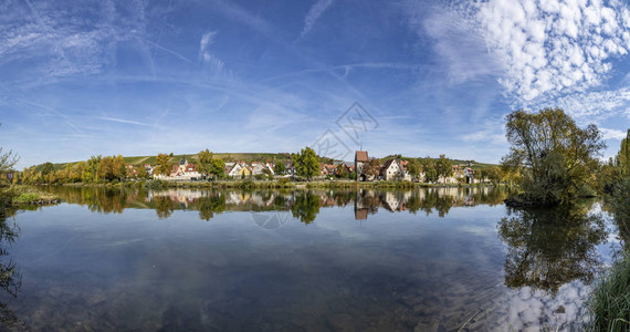 位于Main河的Frickenhausen历史古迹优美的村庄图片