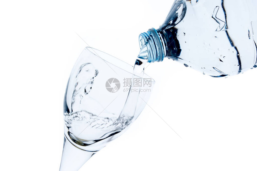 用塑料瓶中的水填充玻璃图片