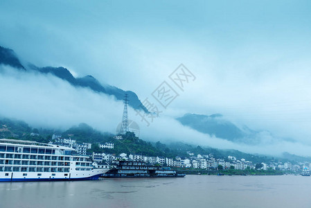 在长江上旅行观望山丘和城镇高清图片