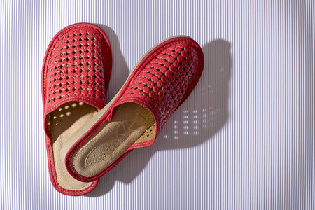 彩色背景上的红色女式拖鞋图片